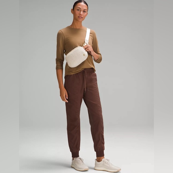 Lululemon Everywhere Belt Bag 1L Fleece, white opal/gold, NWT - Picture 2 of 6